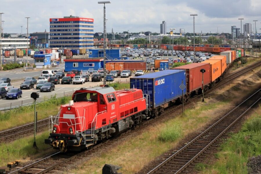 Im Hamburger Hafen herrscht reger Betrieb auf Schiene und Straße.