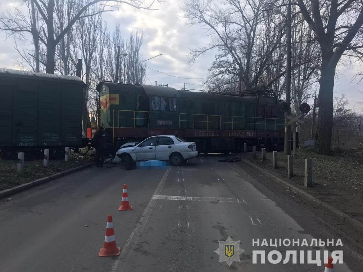 У Запоріжжі зіткнулись легковик та локомотив, у результаті - одна людина загинула