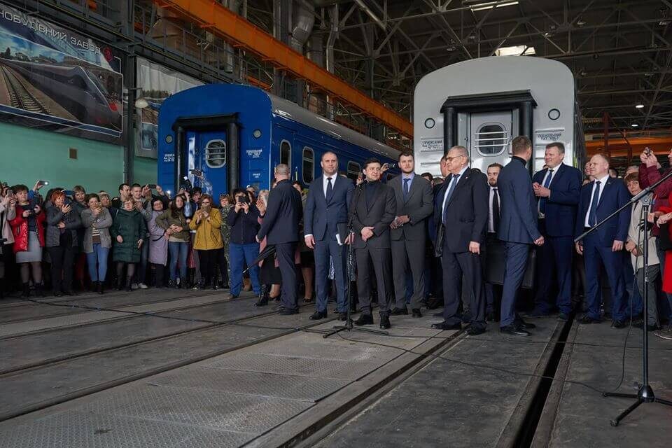 Зеленський анонсував замовлення Укрзалізницею 90 вагонів та трьох дизель-потягів у КВБЗ