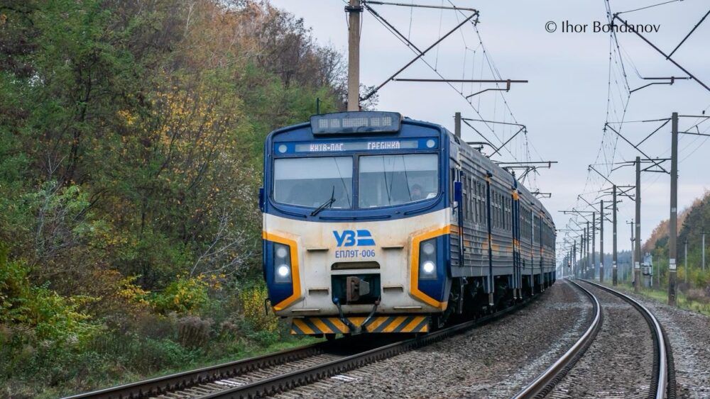електропоїзд ЕПЛ2Т-006 рухається залізничною колією восени