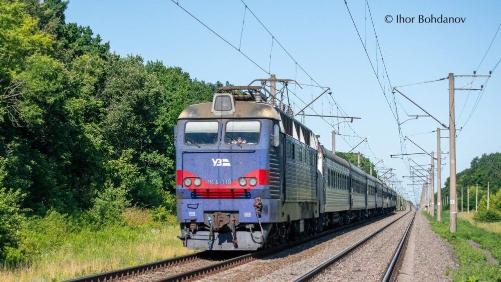 Електровоз ЧС4-119 Укрзалізниці з пасажирським поїздом.