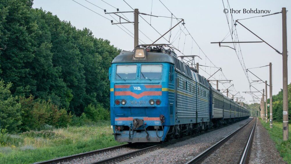 Електровоз ЧС8-011 у складі швидкісного поїзда Електровоз ЧС8-011 Укрзалізниці з пасажирським поїздом.