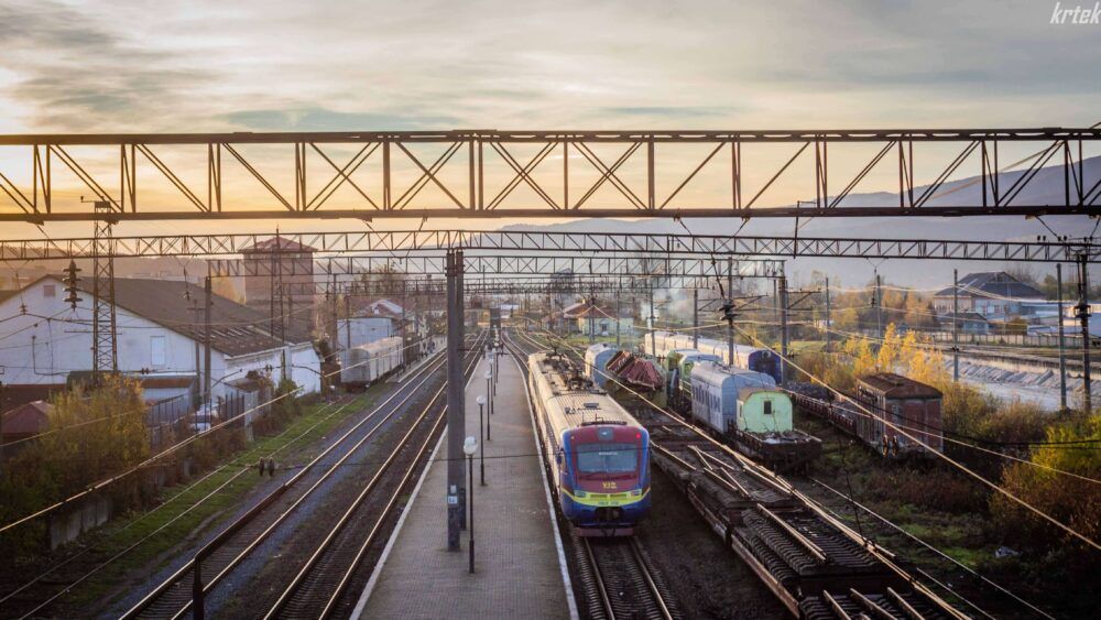Електропоїзд ЕР2 зупиняється на станції для посадки пасажирів.