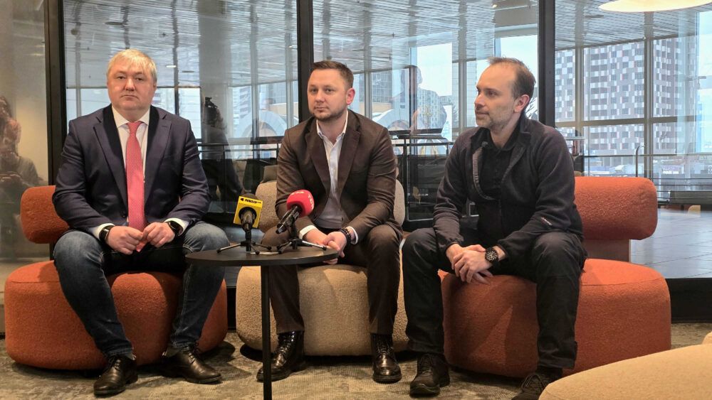 Олексій Балеста, Олександр Перцовський та Олександр Кава під час презентації моделі PSO для залізничних перевезень.