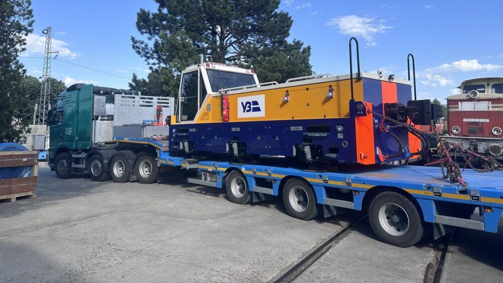Болгарська компанія Express Service передала «Укрзалізниці» маневрові локомотиви ES3000 Акумуляторний маневровий локомотив ES3000 від виробника Express Service на тралі для Укрзалізниці.
