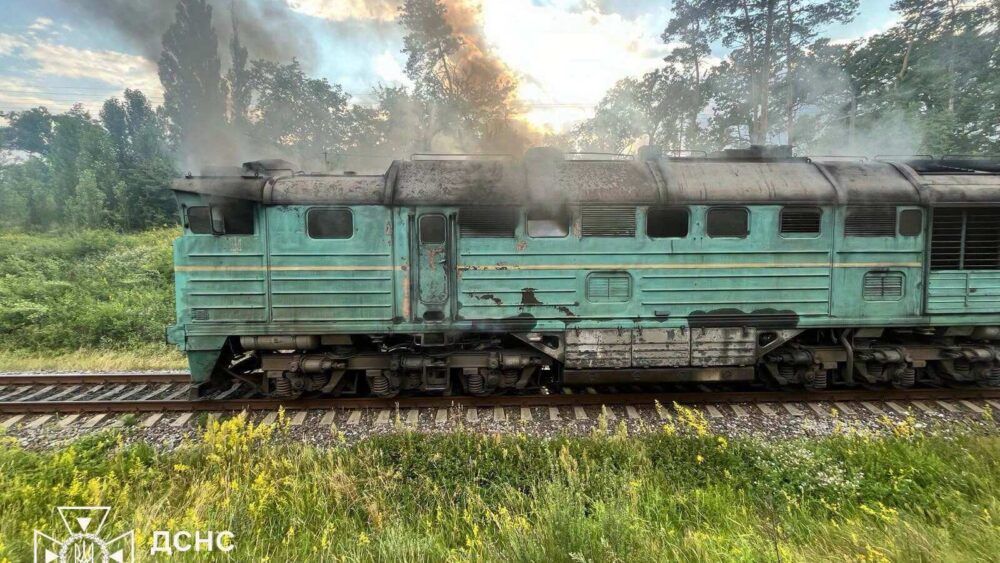 Пожежа вантажного тепловоза в Черкасах: фото з місця події Тепловоз вантажного поїзда, що загорівся в Черкасах поблизу дамби. Фото рятувальників ДСНС.