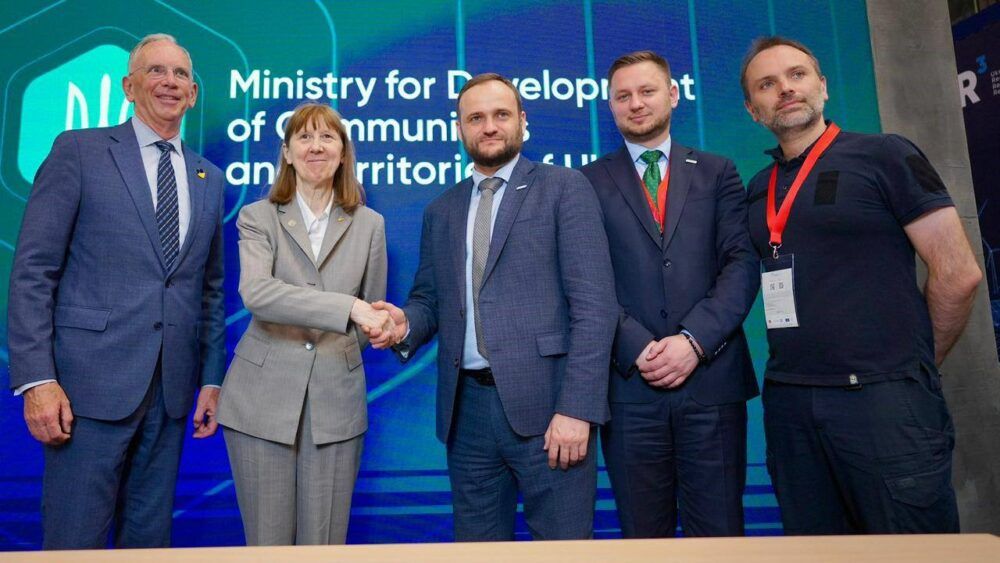 ukrzaliznУчасники Ukraine Recovery Conference 2026 під час фіксації домовленостей про залучення 18 млн доларів інвестицій для розвитку української залізниці.ytsia-international-support-urc2026.jpg : Представники Укрзалізниці та міжнародні партнери під час підписання угод про грантову підтримку на конференції Ukraine Recovery Conference 2026.